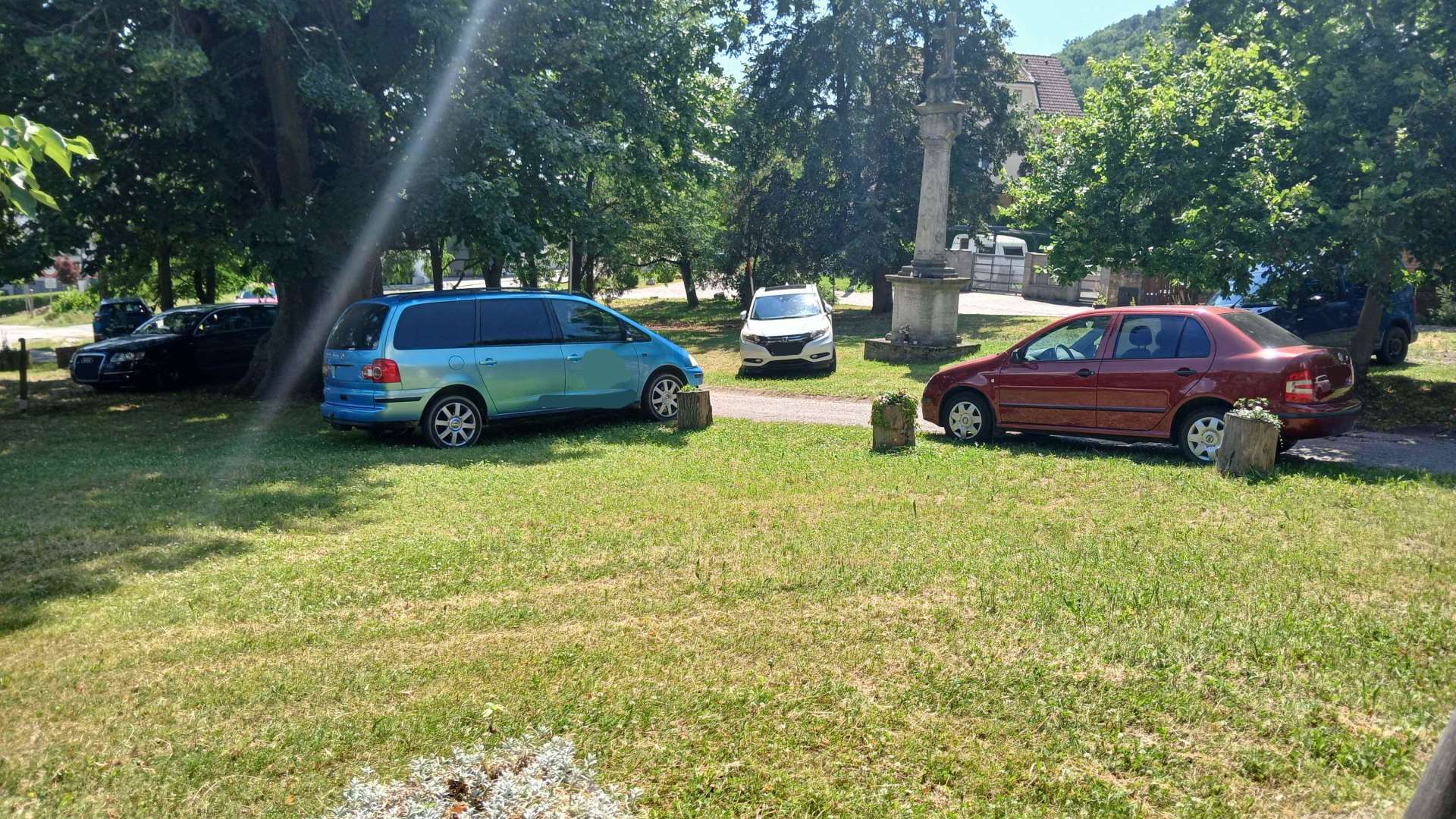 úsek ul. Cintorínska: parkovanie na "hulváta" v platenej parkovacej zóne, 29.06.2024 (Zdroj: archív autora)