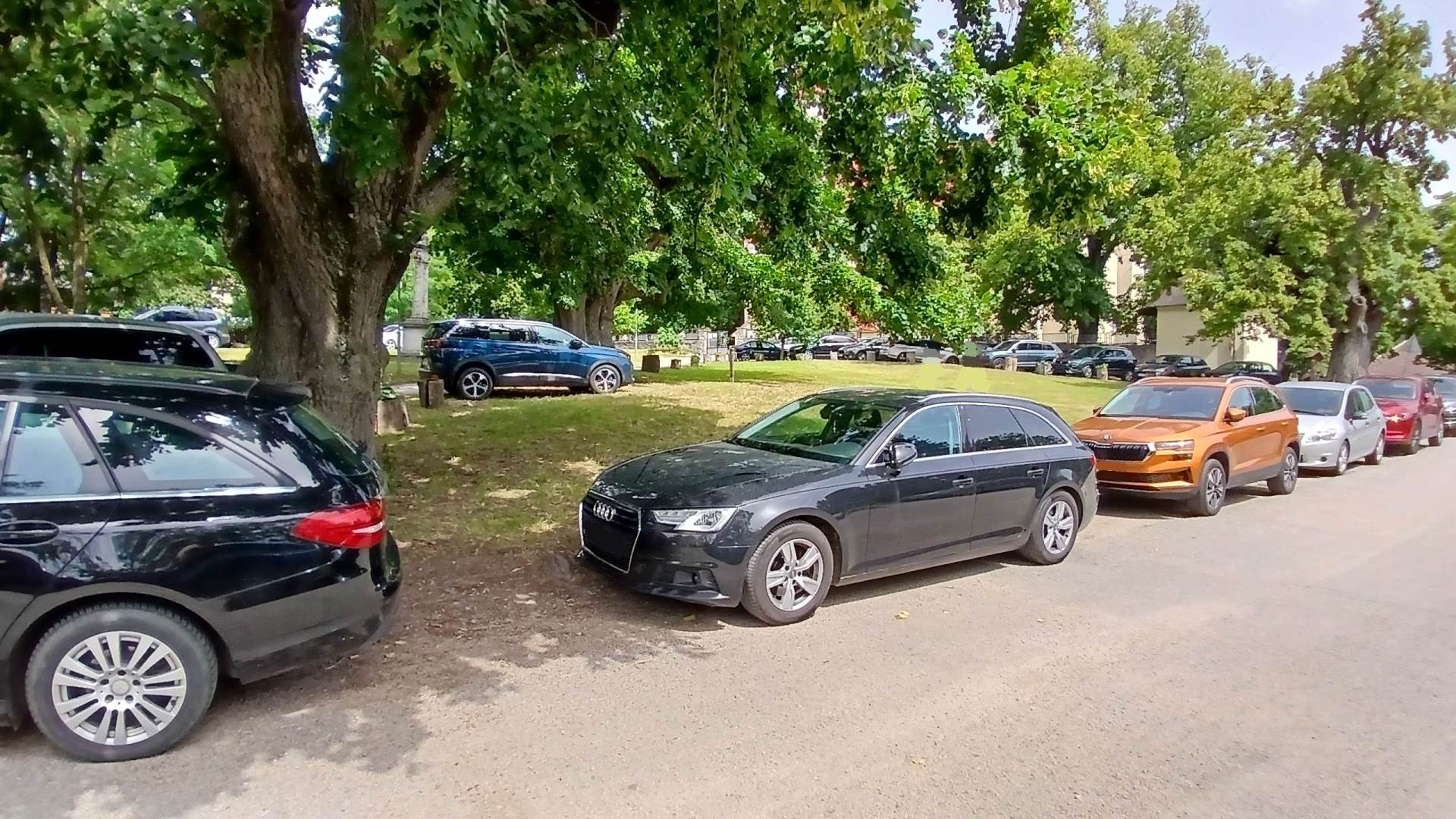 úsek ul. Cintorínska: parkovanie na "hulváta" v platenej parkovacej zóne, 30.06.2024 (Zdroj: archív autora)