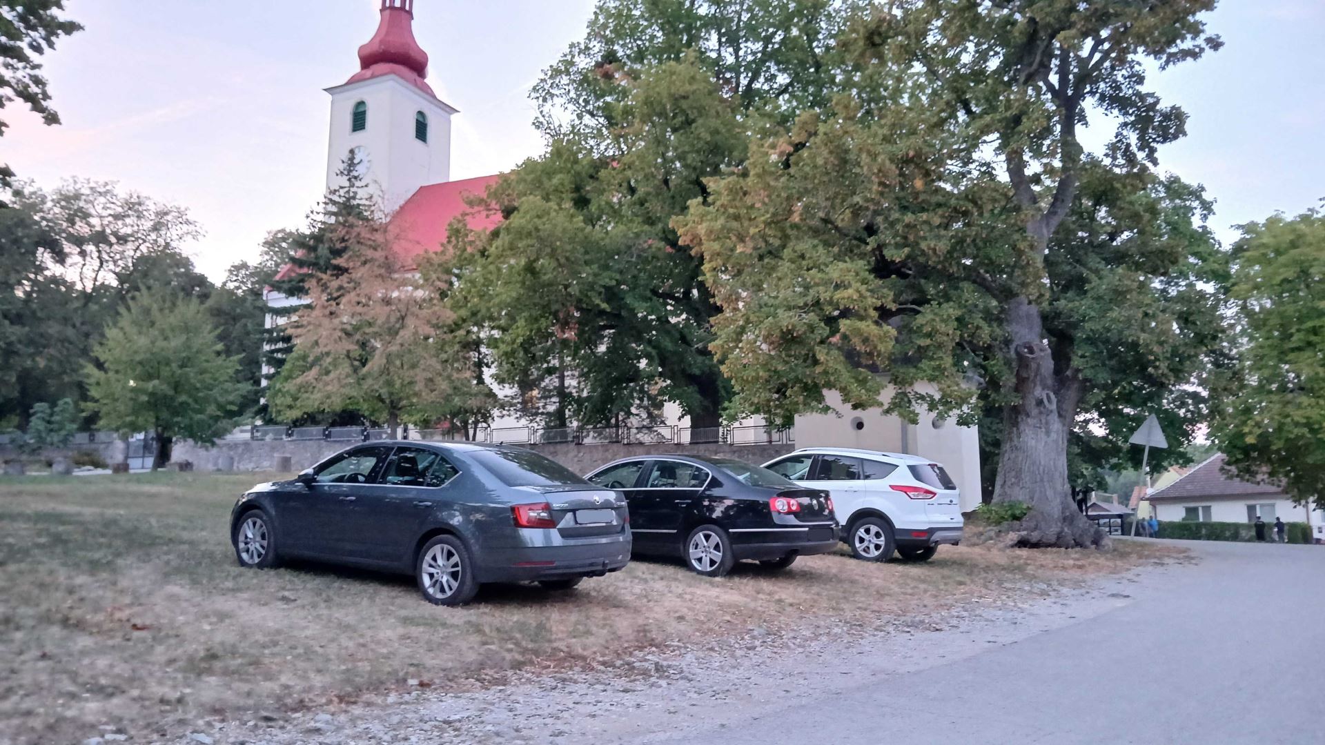 úsek ul. Cintorínska: parkovanie na "hulváta" v platenej parkovacej zóne... (Zdroj: archív autora) foto pridané 31.08.2024