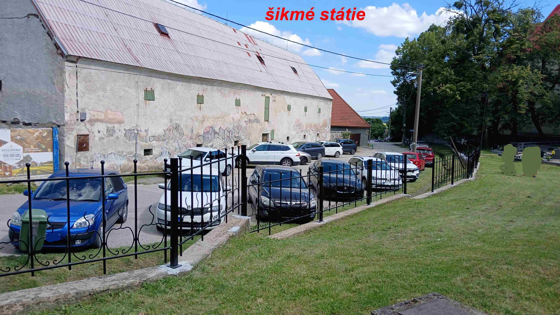 Nesprávne parkovanie - pozdĺžne státie (Zdroj: archív autora)