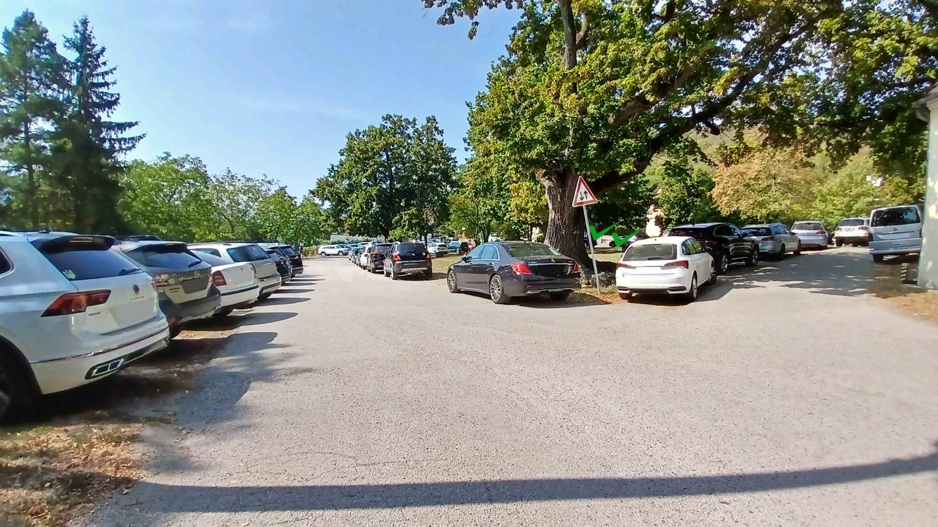 úsek ul. Cintorínska: šikmé? + pozdĺžne nesprávne parkovanie v platenej parkovacej zóne... (Zdroj: archív autora) foto pridané 01.09.2024